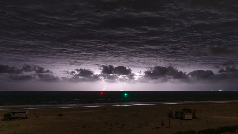 Onweer langs kust Vlieland 02:26