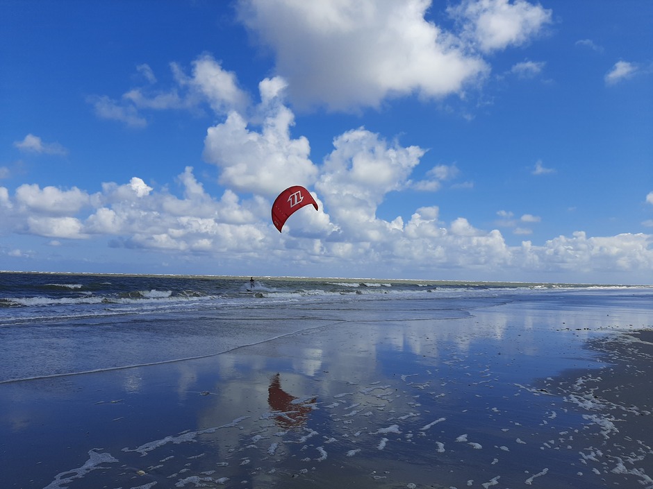 Prachtige wolkenluchten boven Schiermonnikoog/ zon, veel wind, ideaal voor de kitesurfers