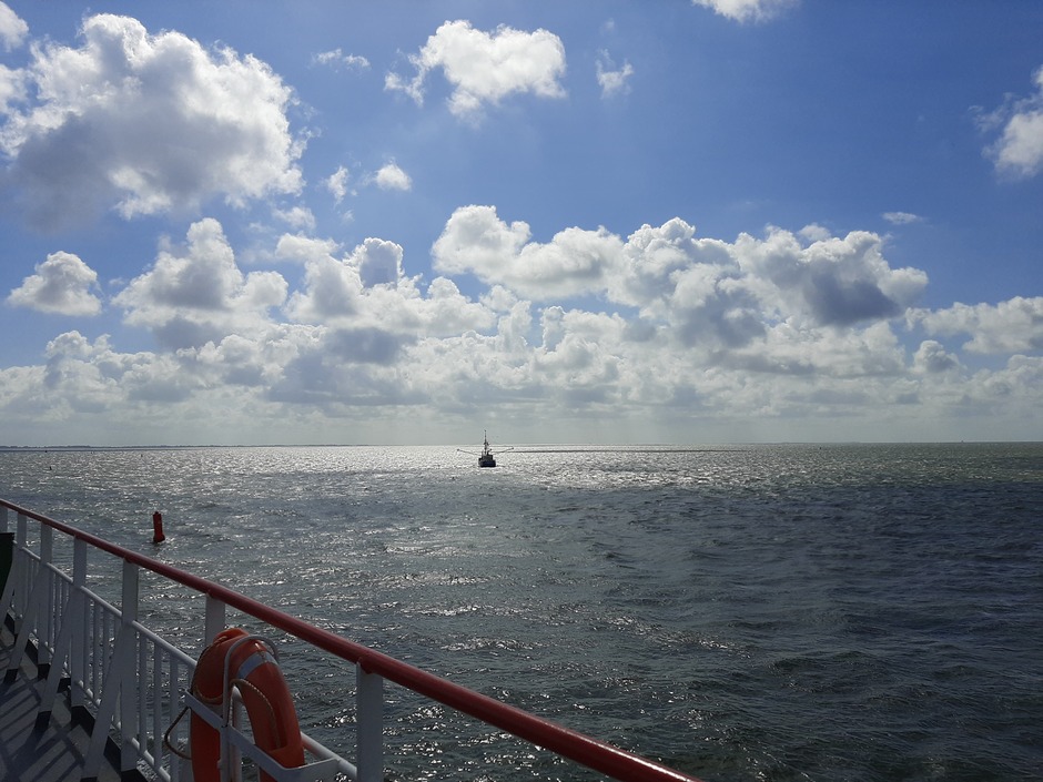 Genieten van het prachtige weer vanaf de veerboot van Schiermonnikoog 