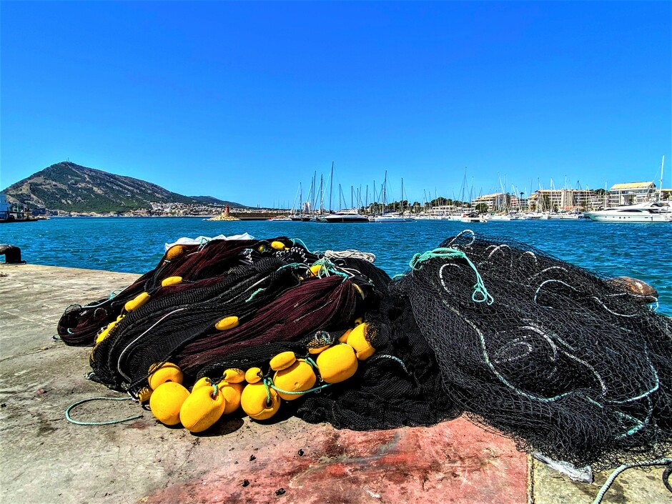 De visnetten liggen klaar voor gebruik in Altea haven.