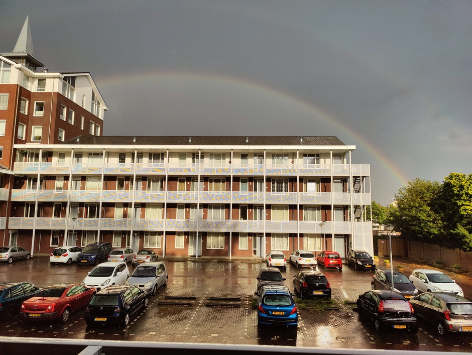 Regenboog boven appartementencomplex 