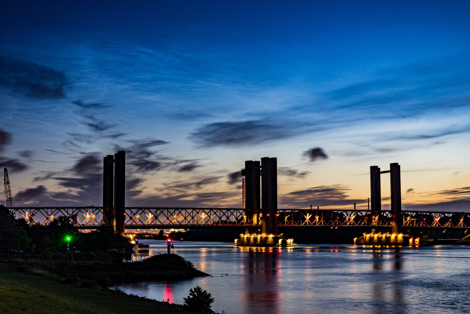Lichtende nachtwolken boven Spijkenissebrug