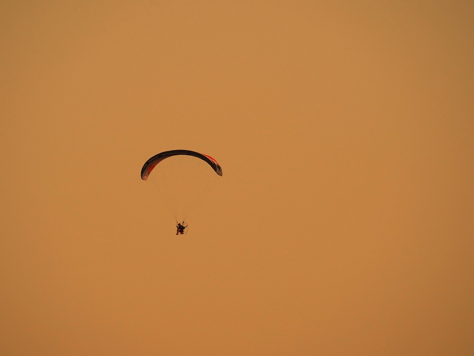Paraglider tijdens zonsondergang 