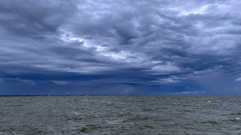 Zwaar onweer boven t IJsselmeer 