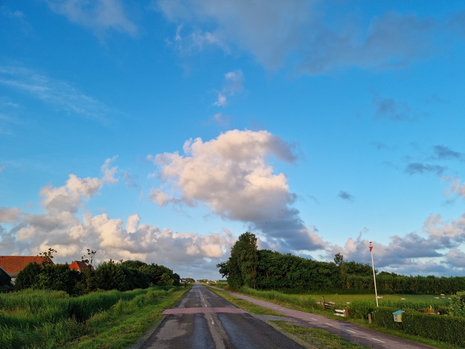 Wolken en zon boven Texel 