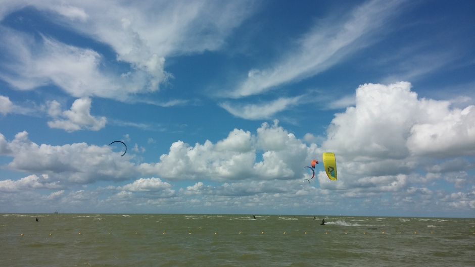 Kitesurfen op het IJsselmeer...