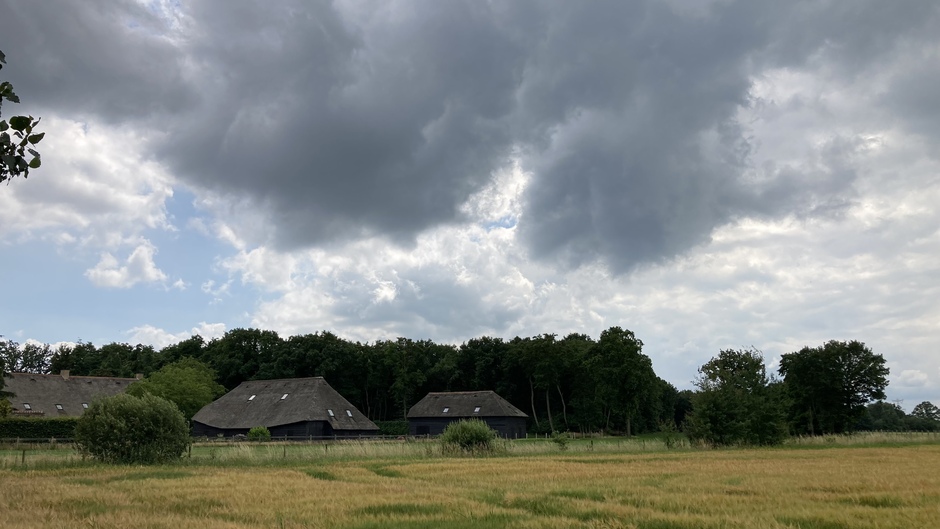 Brabants landschap met wolkendrijging.