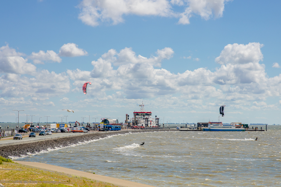 Mooie windje voor de kitesurfers bij de pier in nes op Ameland