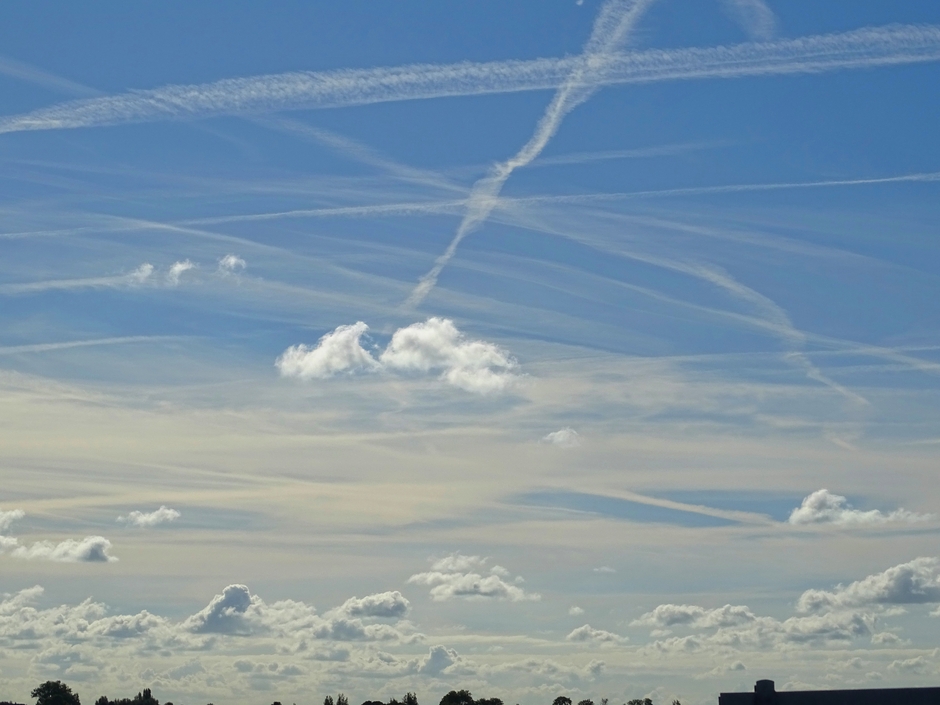 Wolken en vliegtuigstrepen 