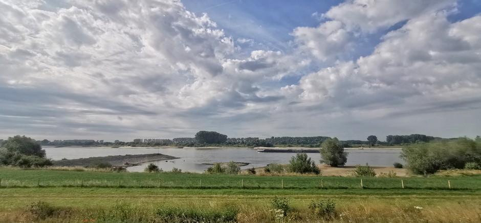 Wolken, blauw en het water in de Rijn is flink aan 't zakken 