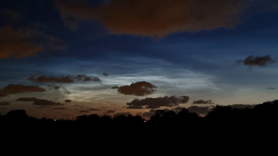 Lichtende nachtwolken polder Schiedam