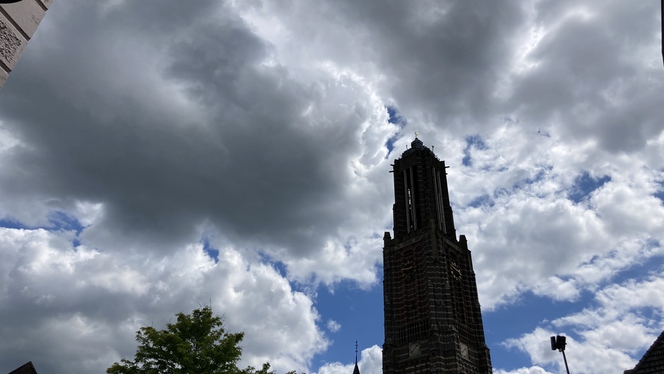 Kerktoren in de ruige wolken