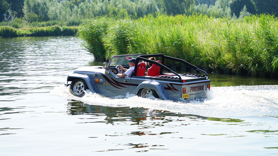 Cabrio op het water