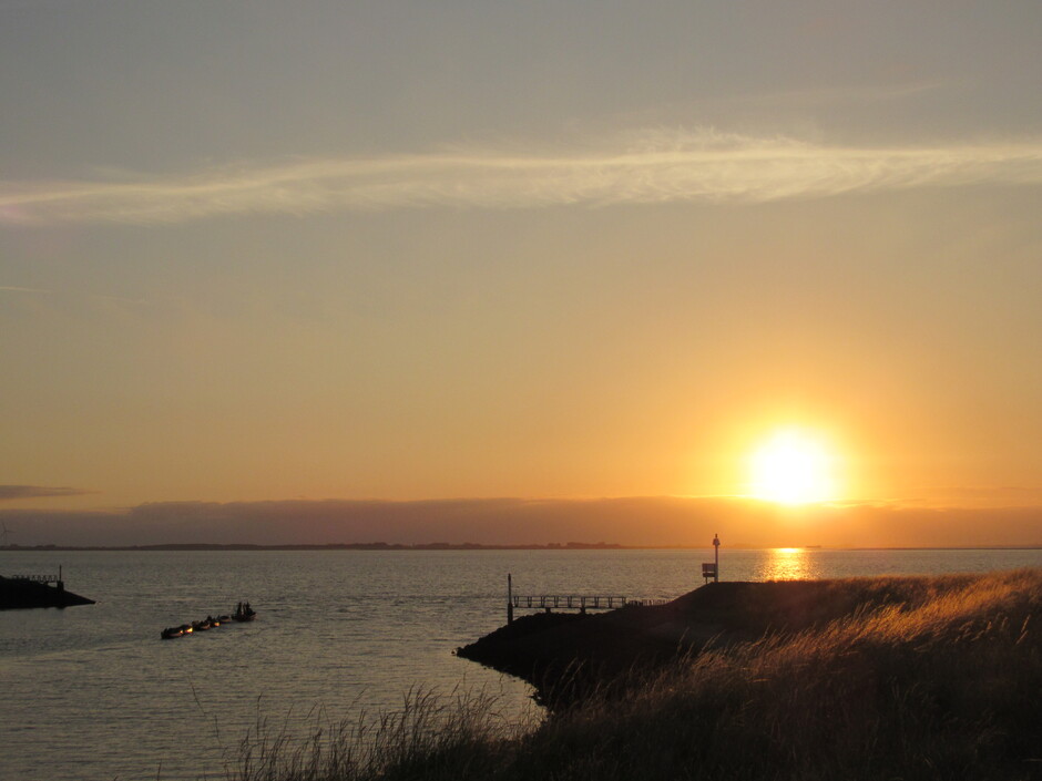 De zon kwam op met een windveer en bootjes van de waterscouting, op de Oosterschelde