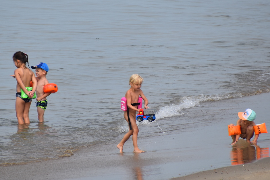 Kinderen vermaken zich prima aan zee