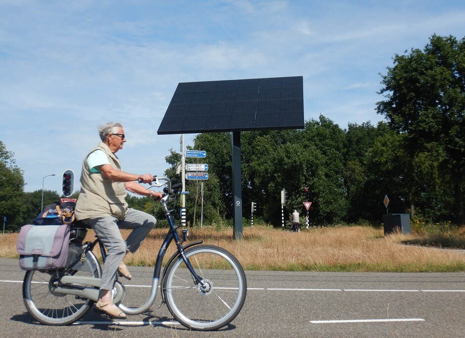 Zonnepanelen leveren energie, met zonne-energie kan de fietsaccu worden opgeladen.