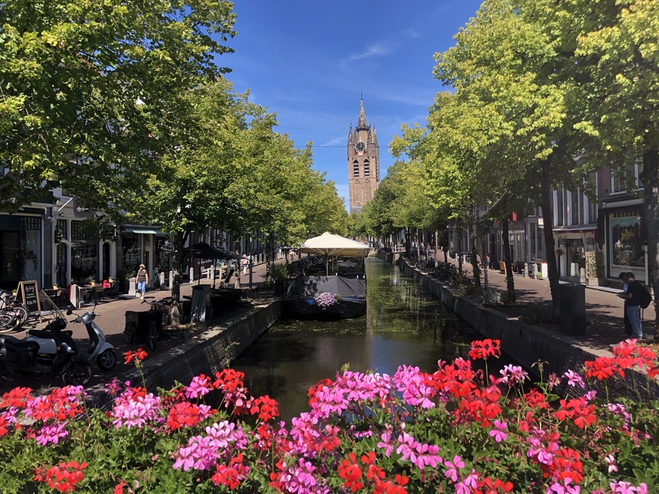 Bloemetjes buiten zetten in Delft 