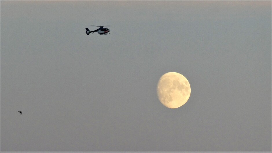 de maan en politiehelicopter