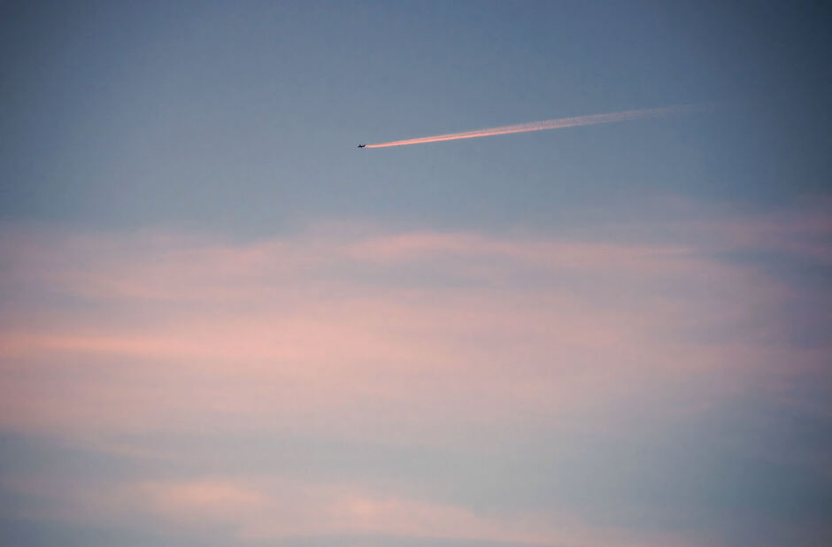 Vliegtuig laat een roze spoor achter, Colijnsplaat (Zeeland)