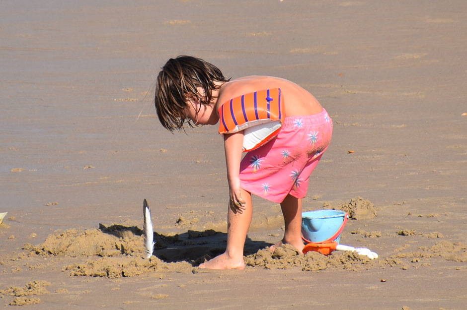 Kind speelt op het strand