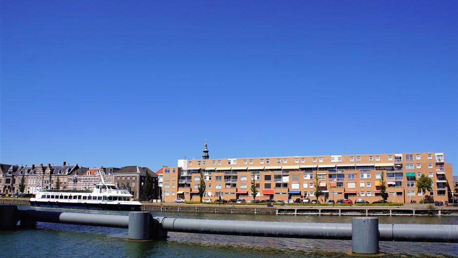 zonnig strak blauwe lucht 31 gr  stadsgezicht met boot en lange Jan