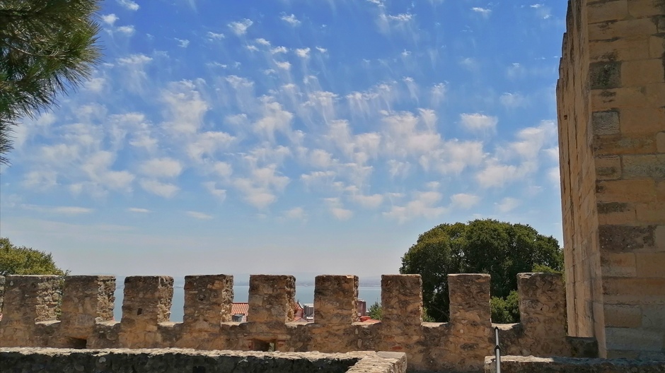 Uitzicht vanaf kasteel st Jorge ;Jellyfish clouds! 