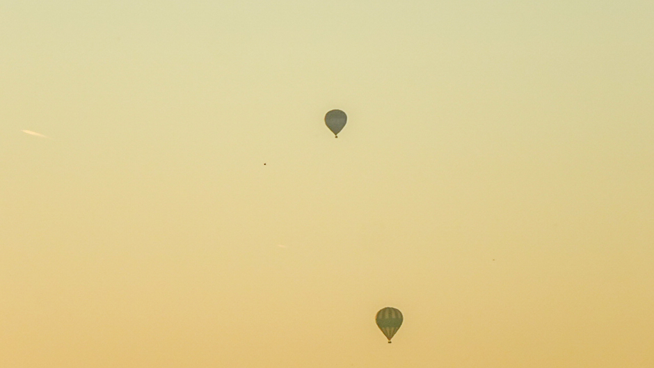 Luchtballonnen in de zonsopkomst