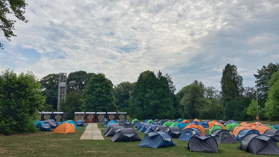 Bewolking boven tijdelijke camping op de UT - Enschede