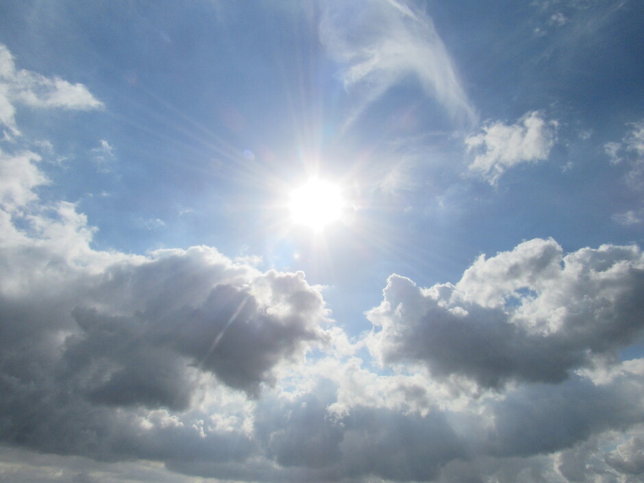 Zon en wolkenluchten, dit is het weerbeeld van vandaag