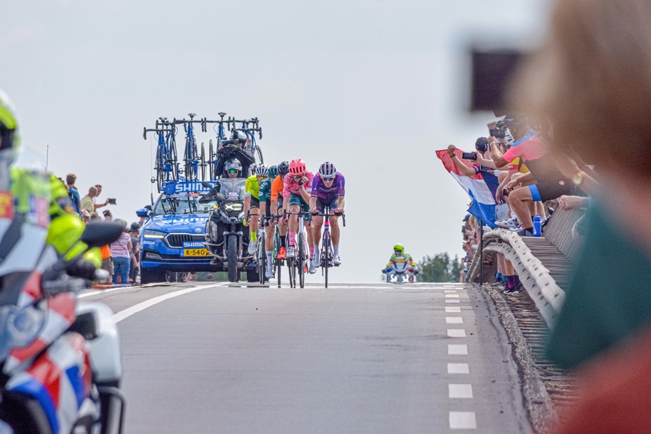 Kopgroep Vuelta op de Rijnbrug in Rhenen,prima fietsweer!