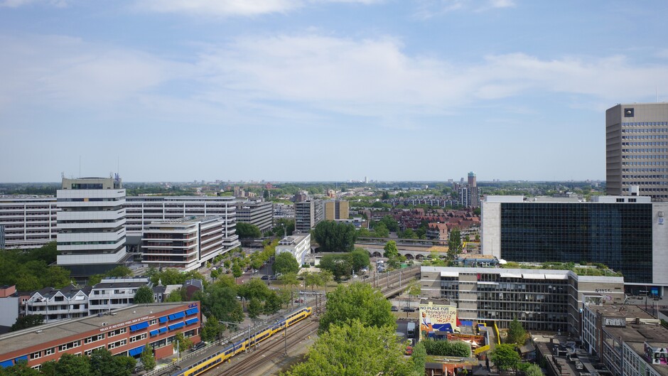 Zonnig, sluierbewolking en warm in Rotterdam 