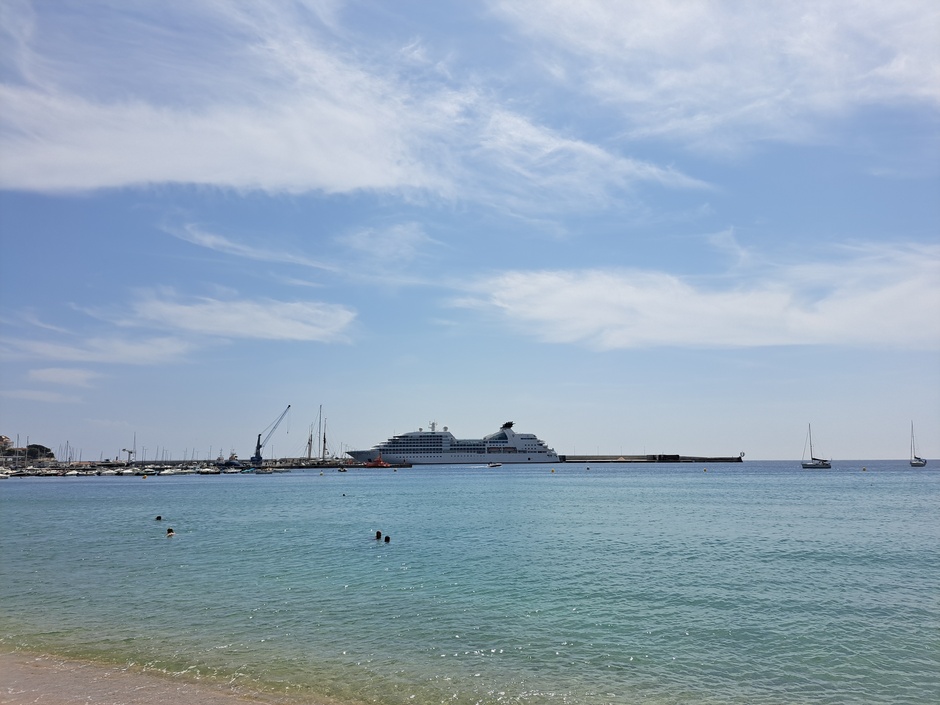 Groot cruiseschip in de haven van Palamos