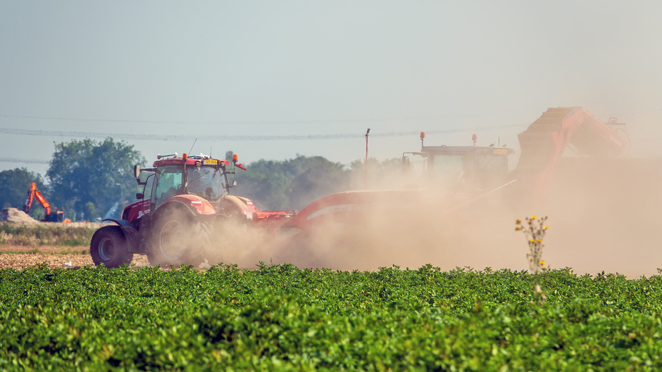 Landbouwmachines in stofwolk