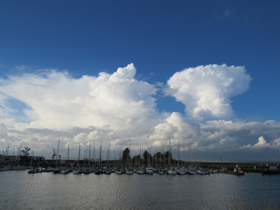 Prachtige wolkenluchten zojuist met Aambeeldwolk, rond 18.45 uur bij Kats, Zeeland