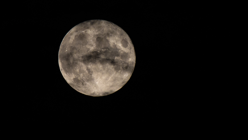 Volle maan vannacht, er is de hele avond al een licht "puntje" te zien , links schuin boven, wat is dat?