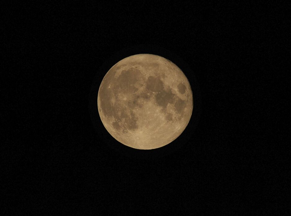 Zojuist uit de avonddienst zagen we de mooie volle maan. Weltrusten.