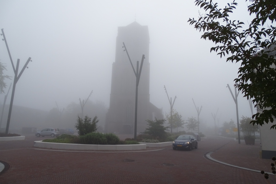 Diemse toren in de mist.