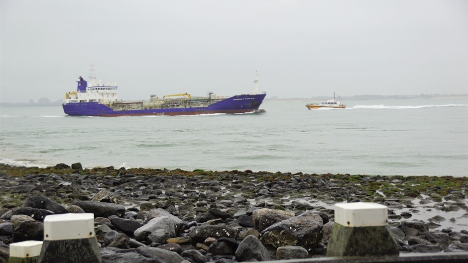 grijs en regenachtig  weer op de Westerschelde 14 gr schepen