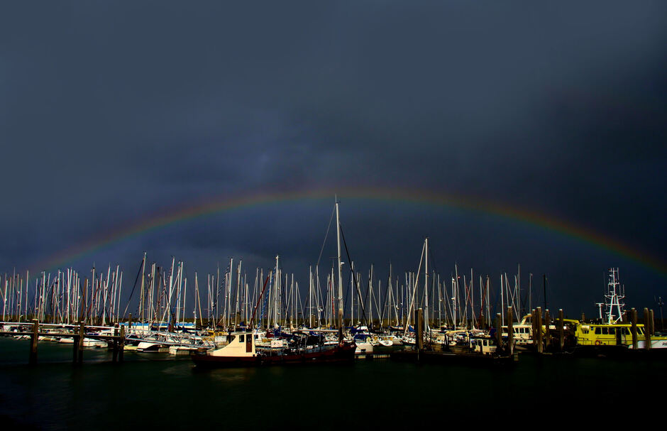 11.00 uur: Tijdens een stortbui verscheen een prachtige regenboog in de haven van Colijnsplaat. 