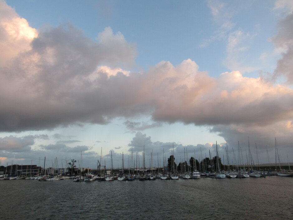 Buienwolken boven de Jachthaven tijdens zonsopkomst, het begon te regenen