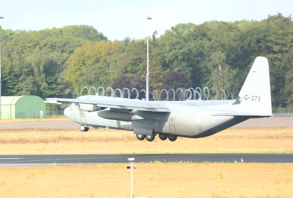 20220917 C-130 Hercules van de Koninklijke Luchtmacht bij vertrek voor MarketGarden. Vochtige lucht geeft kuurkentreker effect 