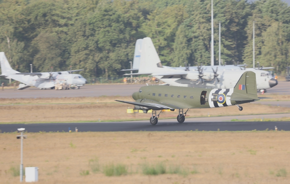 20220917 C-47 Dakota tijdens de landing op Vlb Eindhoven 