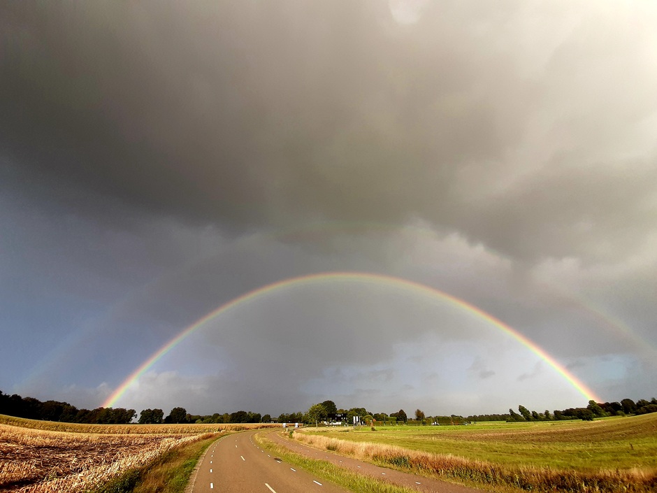 Dubbele regenboog bij Doldersum (Drenthe)
