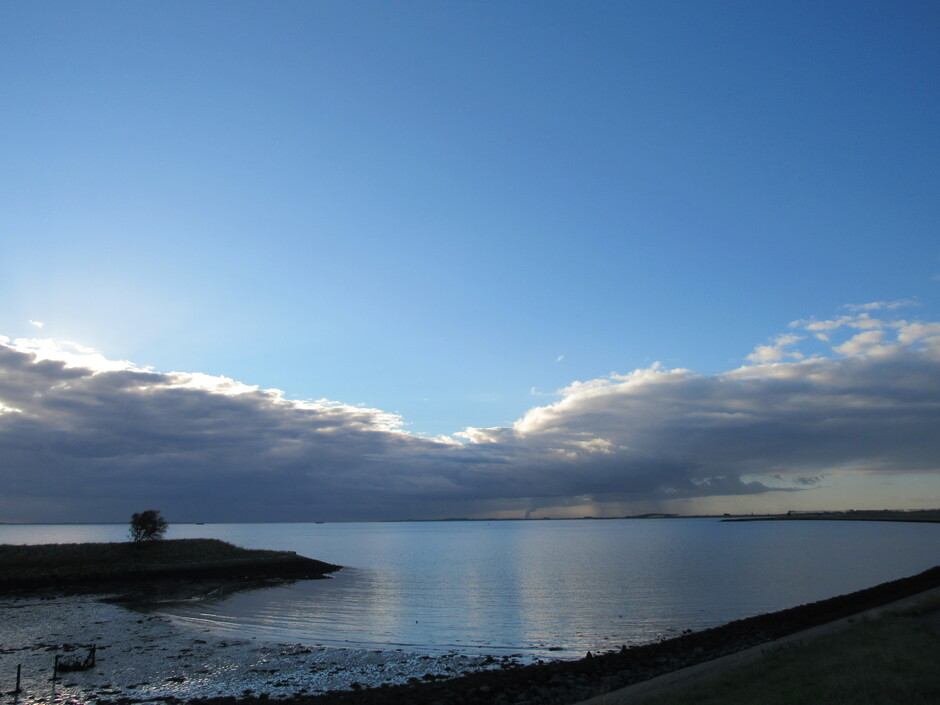 Opvallende helderblauwe lucht boven de wolkendeken en het is windstil bij de Oosterschelde, erg mooi vanmorgen vroeg