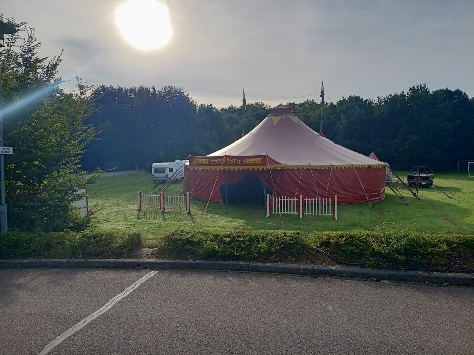 Het circusweekend is begonnen. Vandaag werden enkele groepen die niet in de gelegenheid zijn om naar de tent te komen, met een optreden bij hun woongroep verrast.