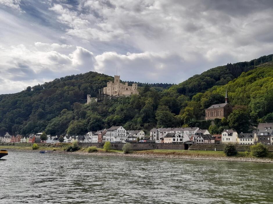 Zon en wolken op de Rijn bij Koblenz