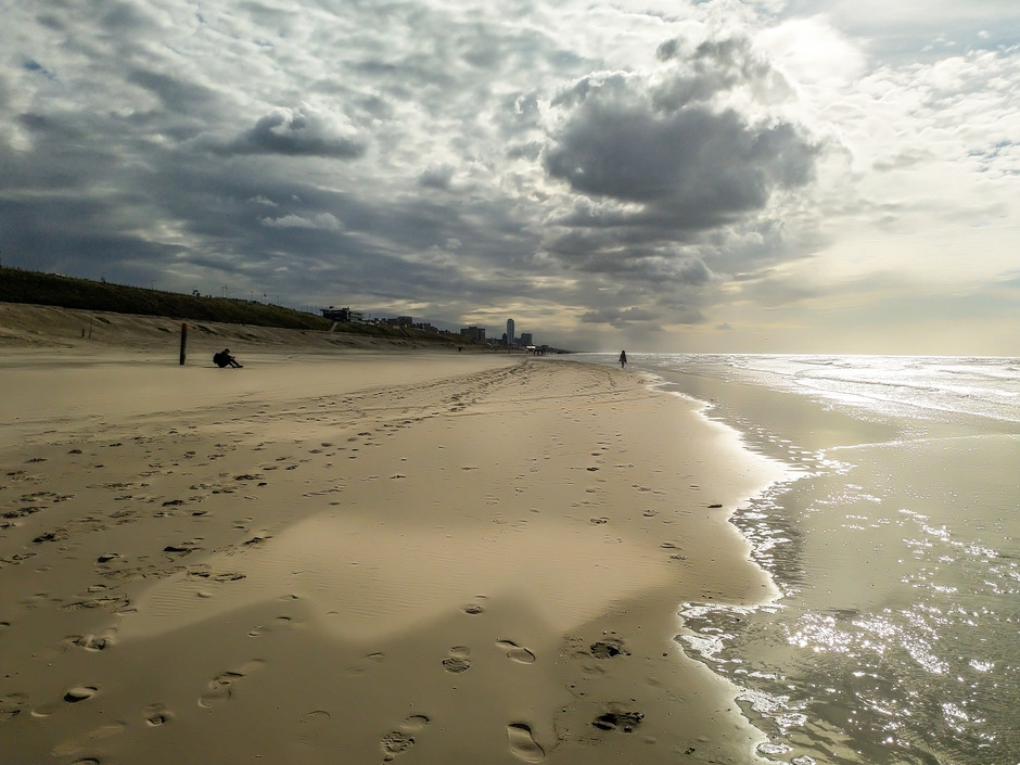 Silhouet van Zandvoort in de wolken en zon 