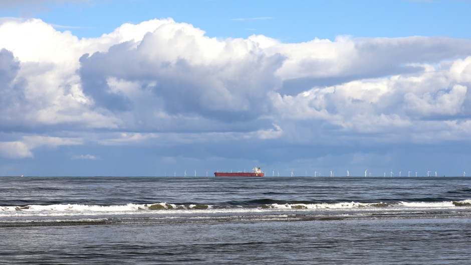 Schilderachtige hollandse wolken aan zee