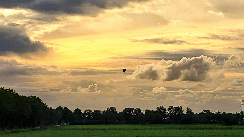Luchtballon tijdens de zonsondergang.