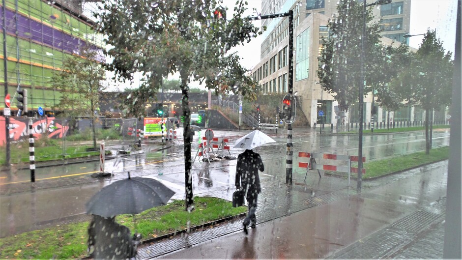 Langdurige regenval bij 8.8 graden rond 08.50 uur in Breda.